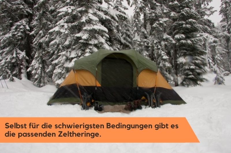 Zelt in verschneiter Landschaft