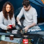 Kochen mit Camping-Kochgeschirr im Zelt