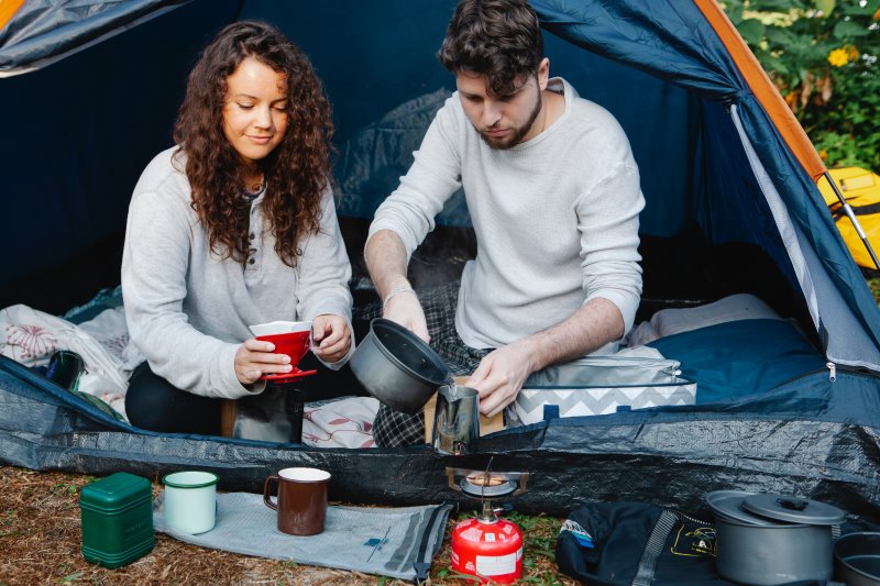 Kochen mit Camping-Kochgeschirr im Zelt