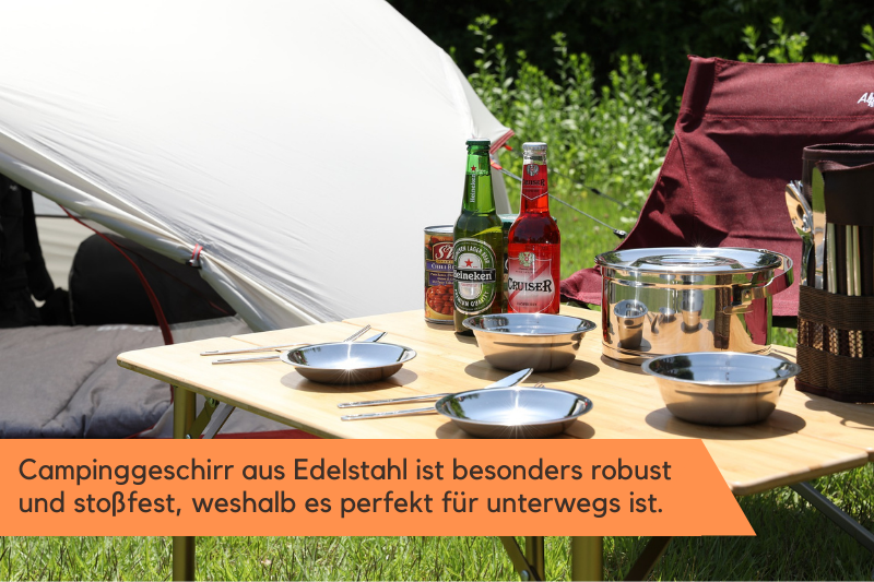 Campingtisch mit Edelstahl-Geschirr und Bier