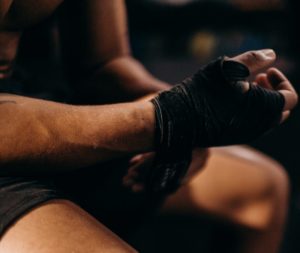 Fitness-Handschuhe werden vor dem Trainieren angelegt, um die Hände zu schützen