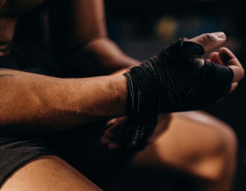 Fitness-Handschuhe werden vor dem Trainieren angelegt, um die Hände zu schützen