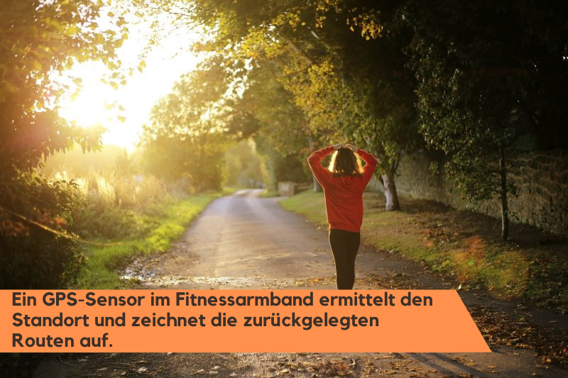 Frau beim Training mit Fitnessarmband 