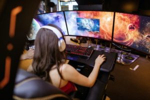 Frau traegt Gaming-Kopfhoerer