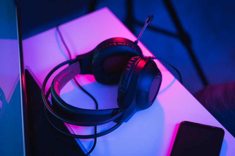 Gaming-Kopfhörer liegen auf dem Tisch Gaming-Kopfhörer auf dem Tisch