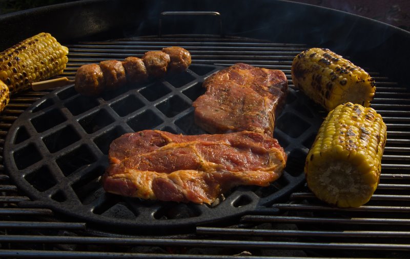 Steak auf Gusseisen-Rost Gusseisen-Rost in Mitte des Grillrosts