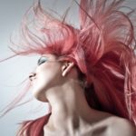 Frau mit rosa Haar