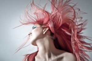 Frau mit rosa Haar