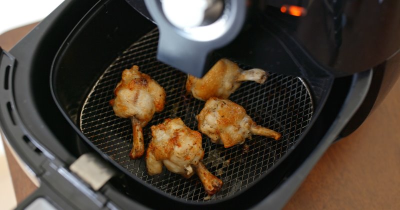 In einer Heißluftfritteuse Haehnchenfluegel frittieren Heißluftfritteuse Hähnchen