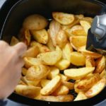 Heißluftfritteuse backen von Kartoffeln