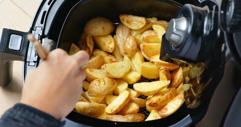 Heißluftfritteuse backen von Kartoffeln
