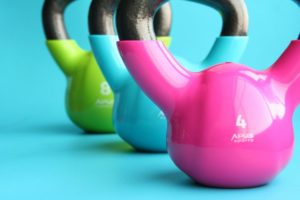 Kettlebells in drei verschiedenen Gewichten