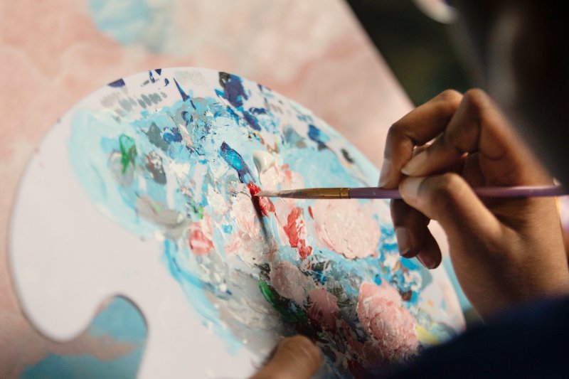 Farbpalette und Borstenpinsel sind wichtiges Zubehör in der Ölmalerei.