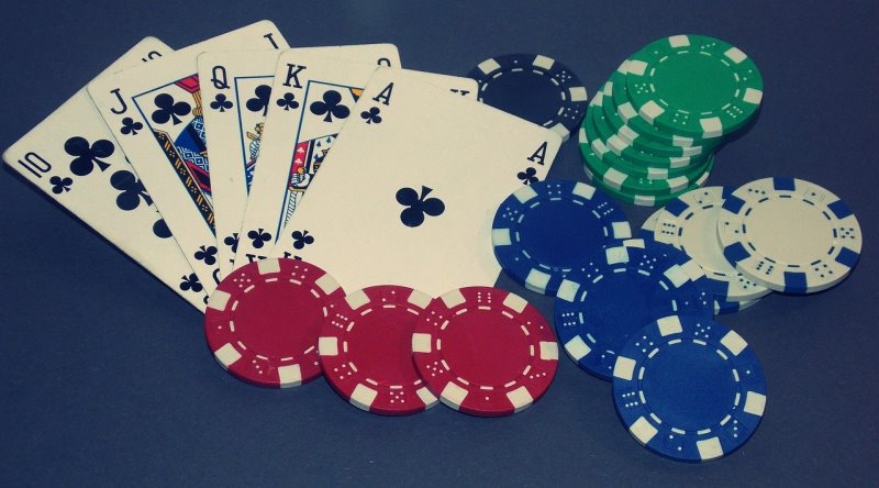 Pokerkarten und verschiedenfarbige Pokerchips