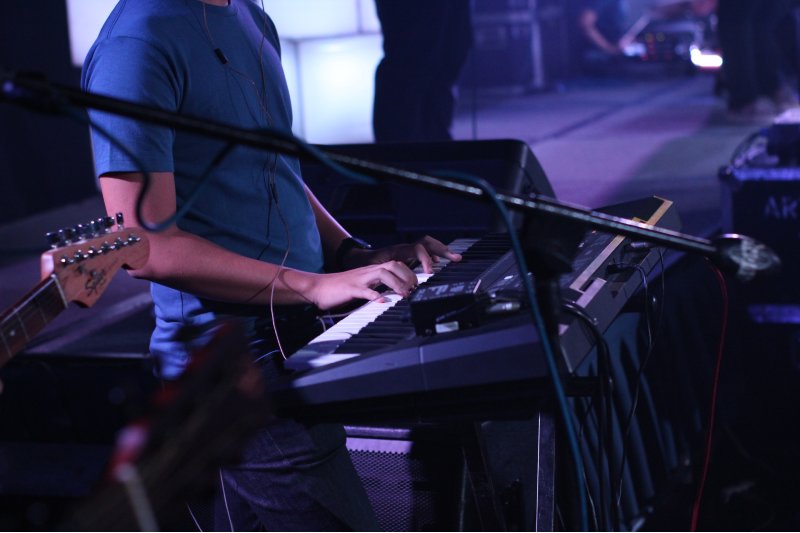 Keyboarder auf der Bühne Profi Keyboard für Live Performance
