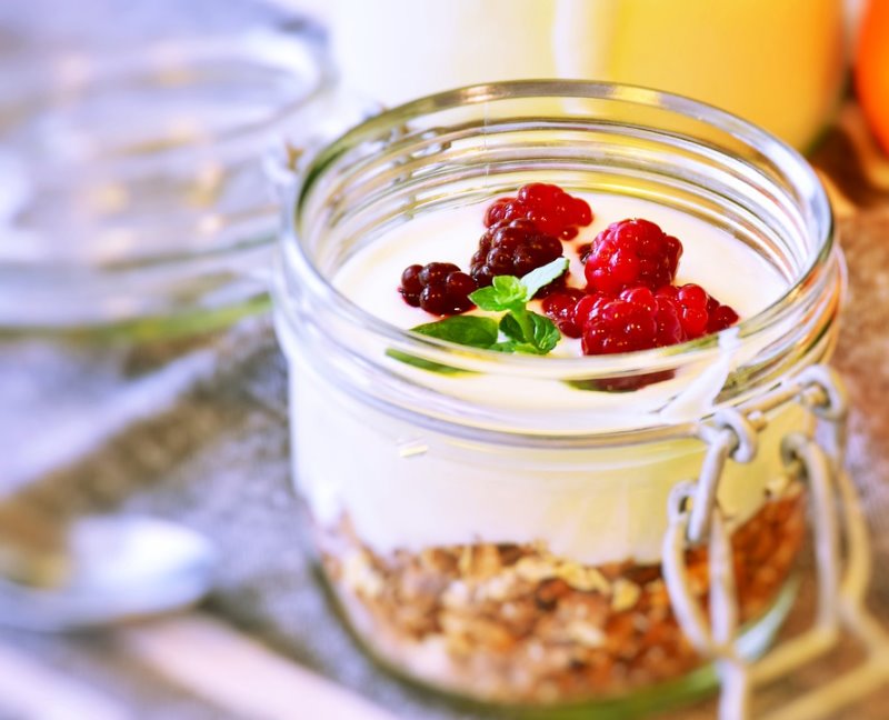 Protein-Müsli mit Joghurt und Obst protein-müsli-joghurt