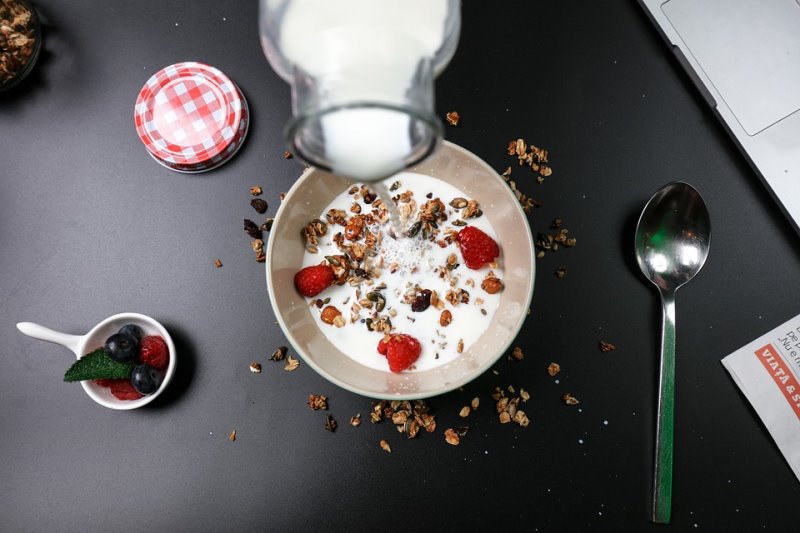 Protein-Müsli mit Milch und Obst protein-müsli-milch