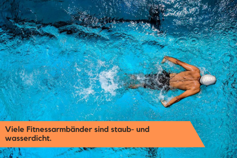 Im Wasser beim Schwimme mit einem Fitnessarmband