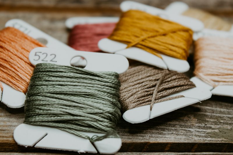 Stickgarn ist auf Bobbins aufgewickelt