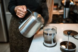 Kaffee wird mit einem Wasserkocher aufgebrüht