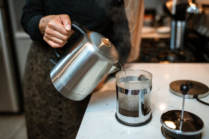 Kaffee wird mit einem Wasserkocher aufgebrüht