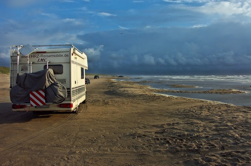 Wohnmobil fährt am Strand