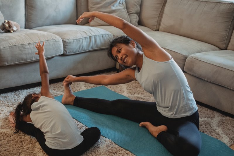 Mama und Kind machen ein Homworkutr auf einer Gymnastikmatte