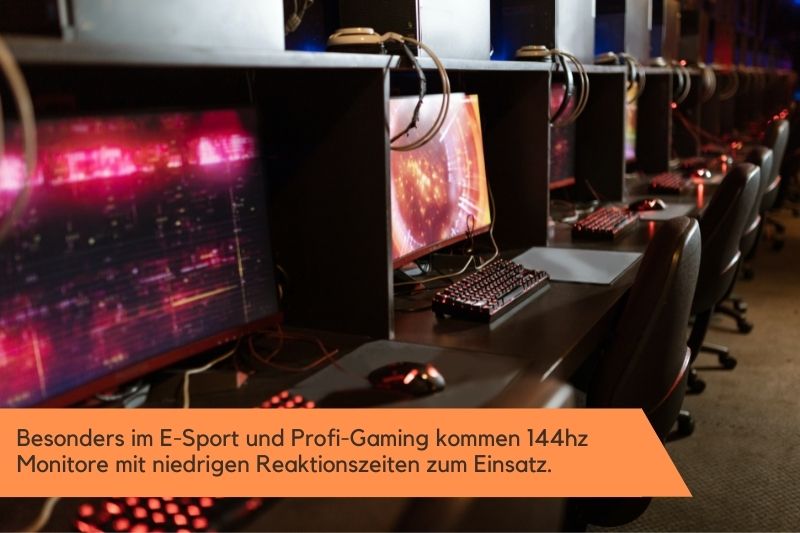Mehrere 144h Monitore auf einem E-Sports Event.