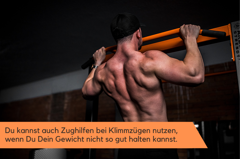 Mann, der Klimmzüge am machen ist