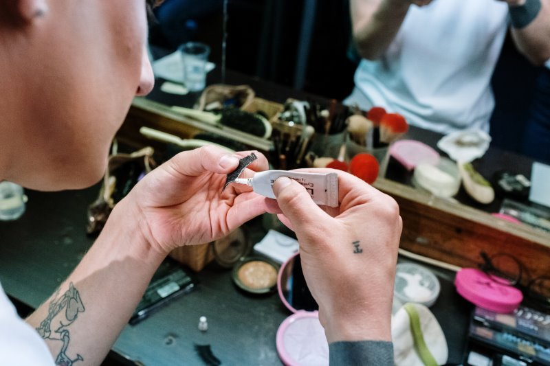 Der Wimpernkleber wird auf den künstlichen Wimpern aufgetragen.