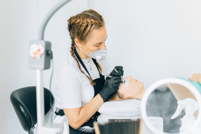 Es wird eine dauerhafte Wimpernverlängerung mit dem passenden Wimpernkleber durchgeführt.