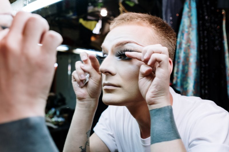 Nach dem Kleben der Wimpern wird die Haltbarkeit geprüft.