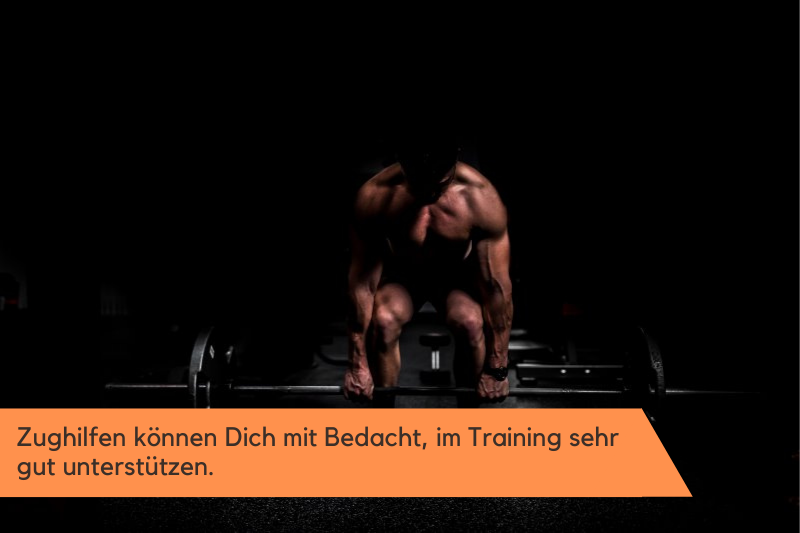 Mann, der Kreuzheben am machen ist.