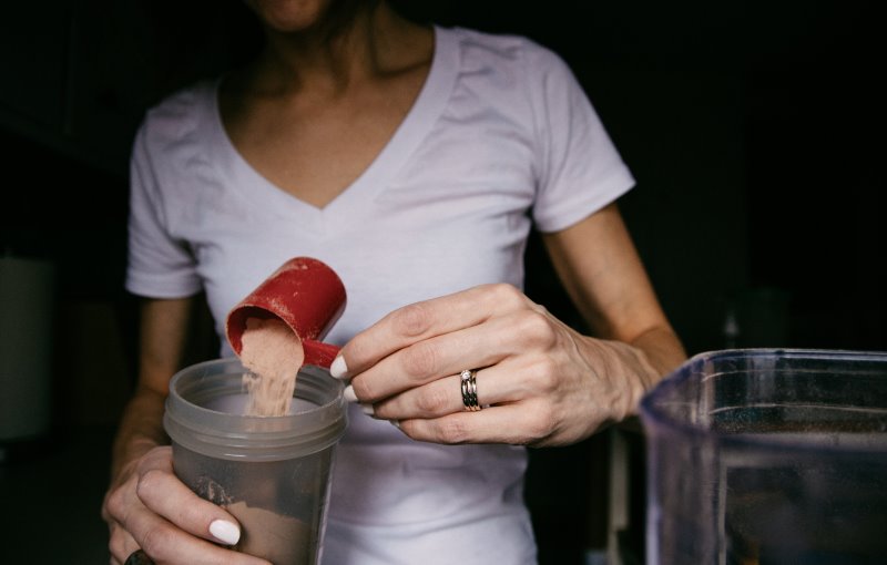 Alternativen zu Hanfprotein Zubereitung eines Proteinshakes