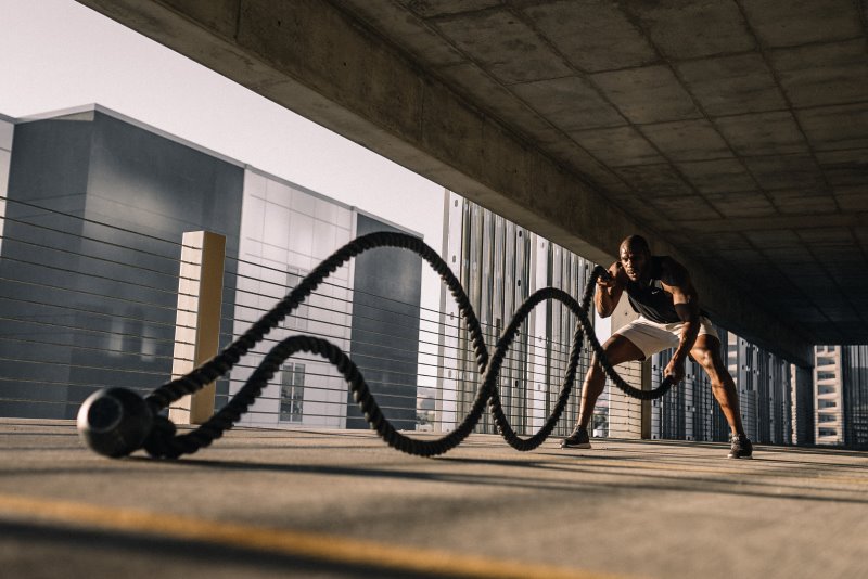 Battle Rope mit wellenartigen Bewegungen