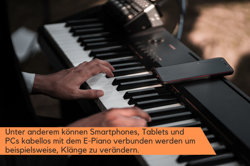 Ein E-Piano in Nutzung mit einem Smartphone.