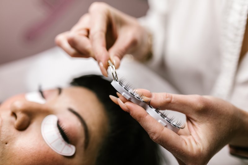Falsche Wimpern verlängern im Schönheitssalon Wimpernverlängerung im Schönheitssalon
