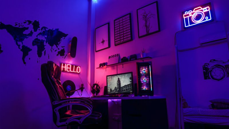Ein Gaming-Tisch mit atmosphärischer Beleuchtung im Zimmer