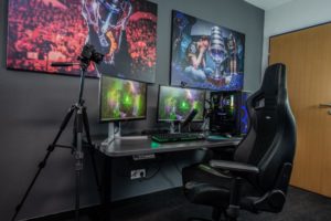 Ein elektrisch höhenverstellbarer Gaming-Tisch mit Monitoren und Computer