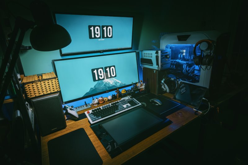 Gaming-Tisch Ein Tisch auf dem viele Geräte stehen.