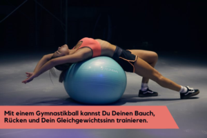 Eine Frau macht Yoga und Dehnübungen mit einem Gymnastikball.