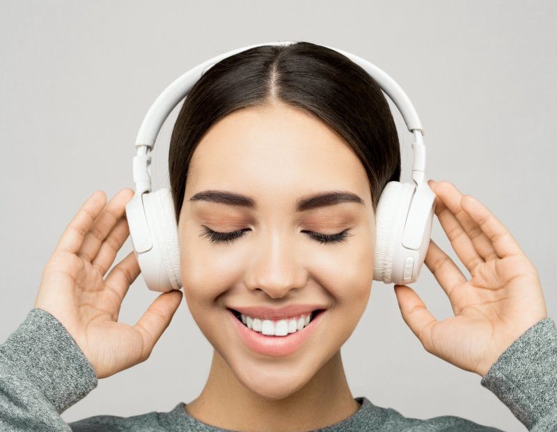 Eine junge Frau genießt den Sound eines High-End-Kopfhörers