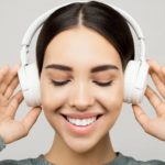 Eine junge Frau genießt den Sound eines High-End-Kopfhörers