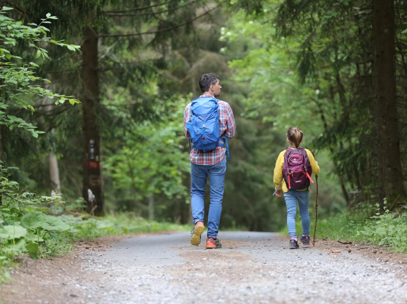 Vater und Kind mit Tourenrucksäcken Tourenrucksäcke eignen sich auch für Kinder