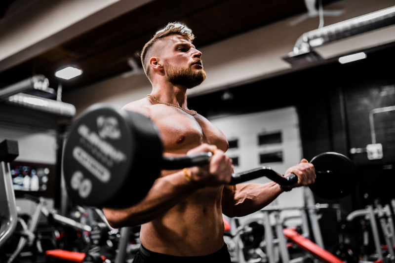 Mann trainiert seine Muskeln