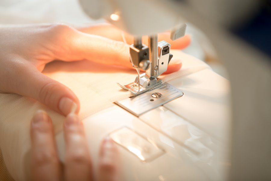 Nähen mit Handnähmaschine und herkömmlicher Nähmaschine