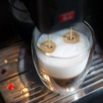 Cappuccino erzeugt durch einen Kaffeevollautomaten