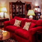 Ein großes, rotes Sofa zeigt, wie stark Sofas einen Raum verändern können.