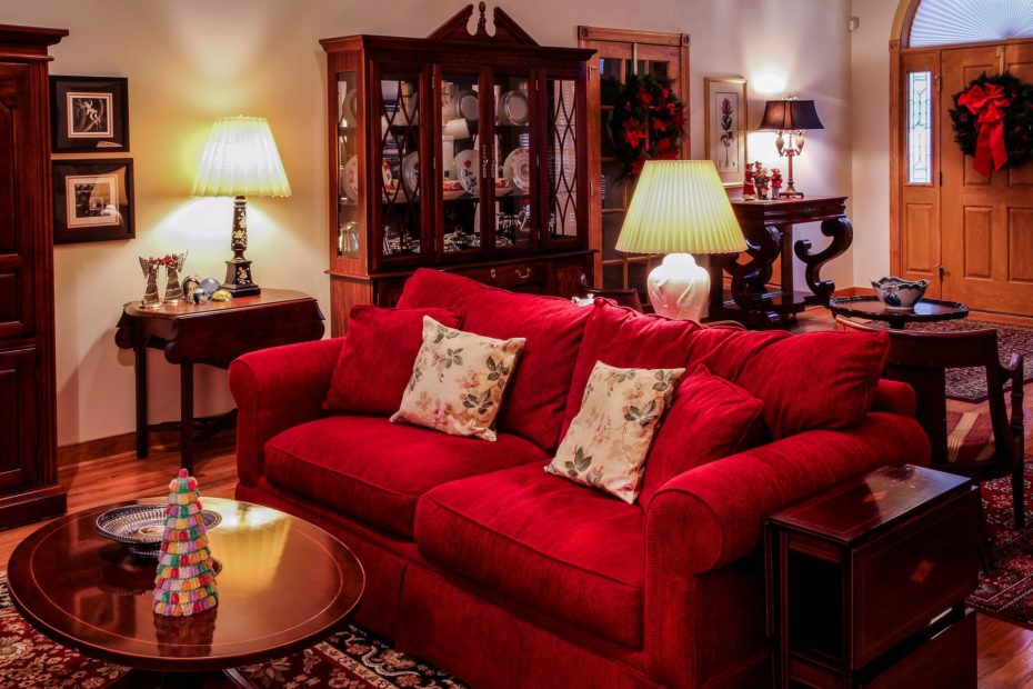 Ein großes, rotes Sofa zeigt, wie stark Sofas einen Raum verändern können.