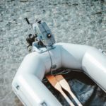 Schlauchboot mit Motor im Wasser